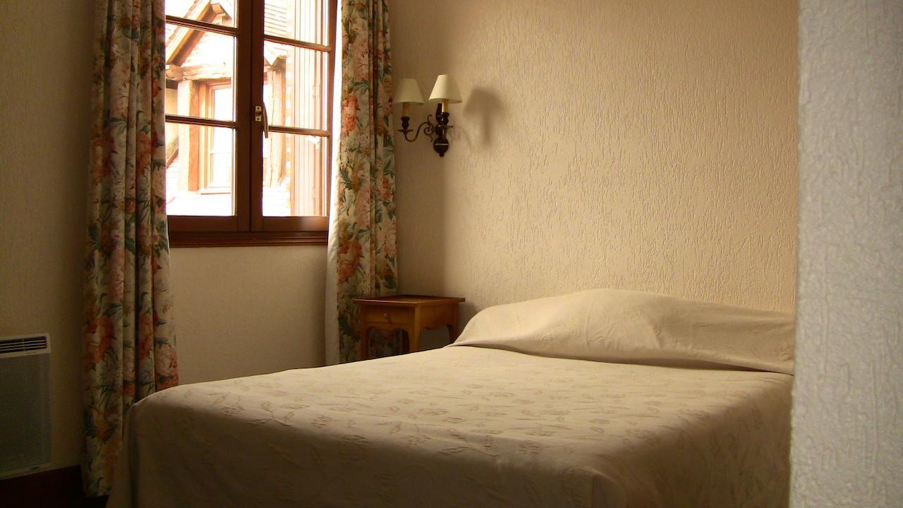 Logis Hotel Auberge Des Potiers Jouy-le-Potier Bilik gambar